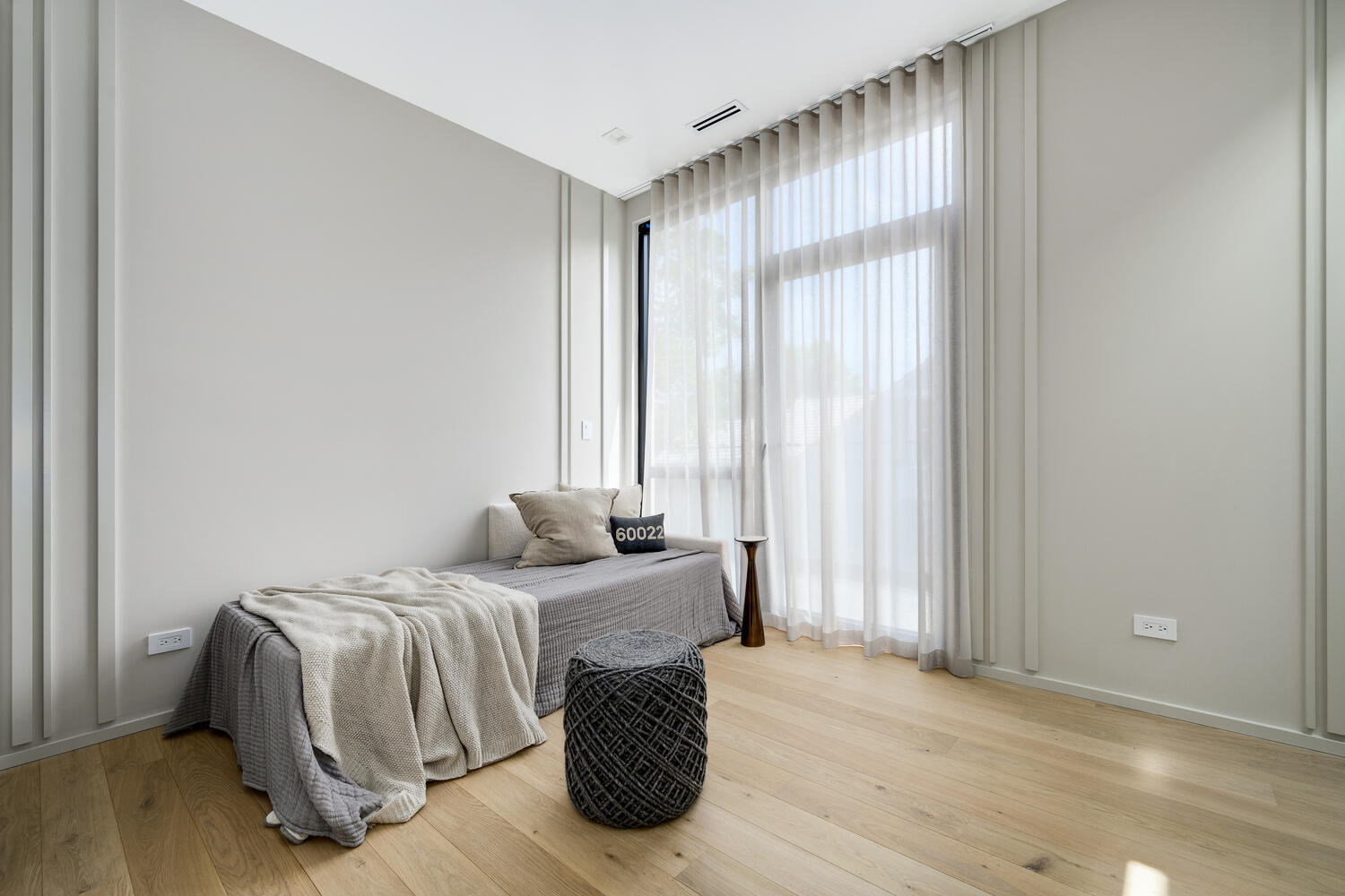 921 Sheridan Road Glencoe, IL 60022 - Photo 30 of 51 a bedroom with bed and a window