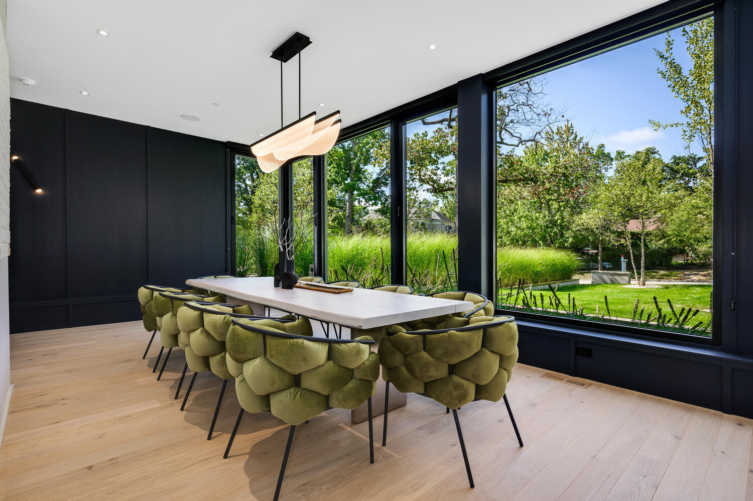 921 Sheridan Road Glencoe, IL 60022 - Photo 5 of 51 a dining room with furniture and window