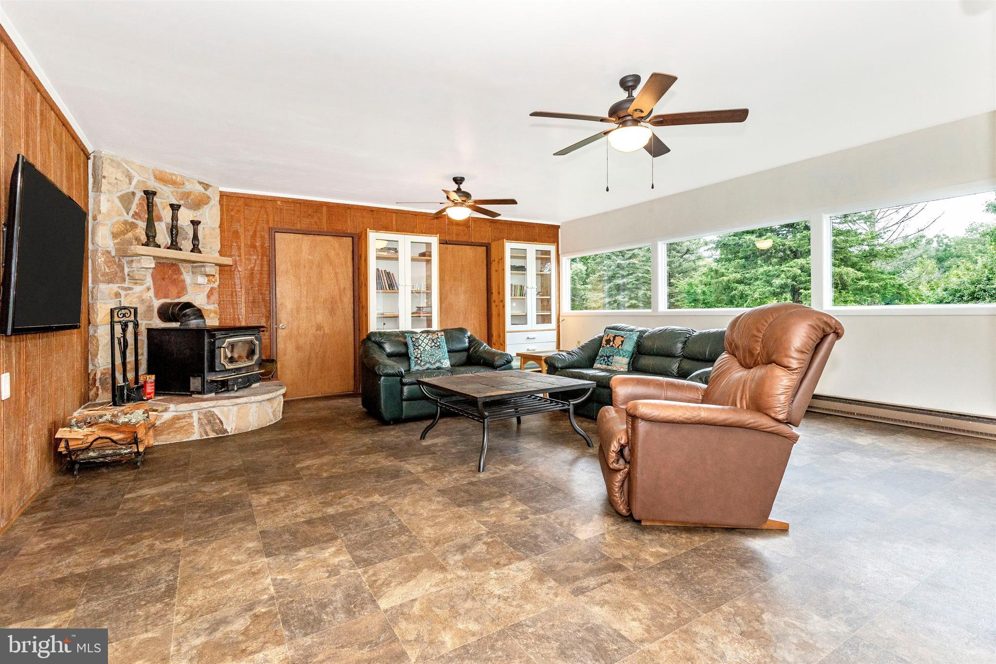 14609 Tollgate Ridge Road Hancock, MD 21750 - Photo 11 of 37 Living room
