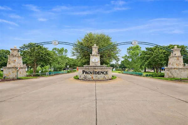 a view of a outdoor space in a city