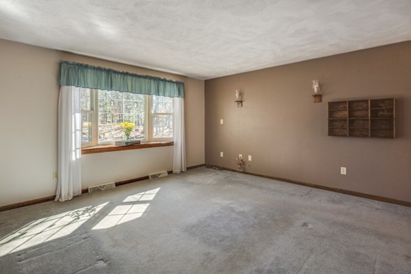 23 Randolph Road Wilmington, MA 01887 - Photo 6 of 30 Gallery Image 6