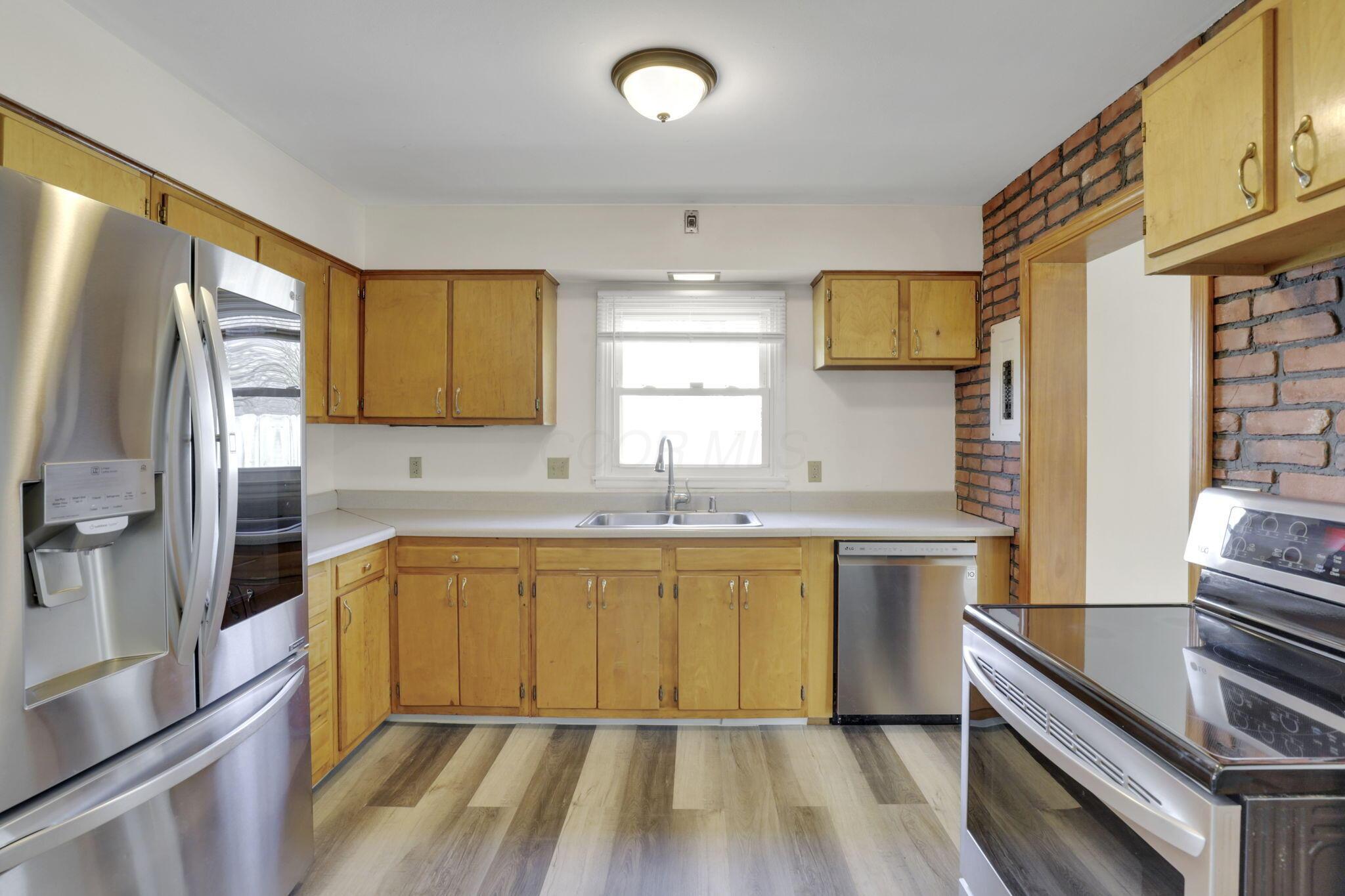 410 Sturbridge Road Columbus, OH 43228 - Photo 10 of 32 Kitchen4