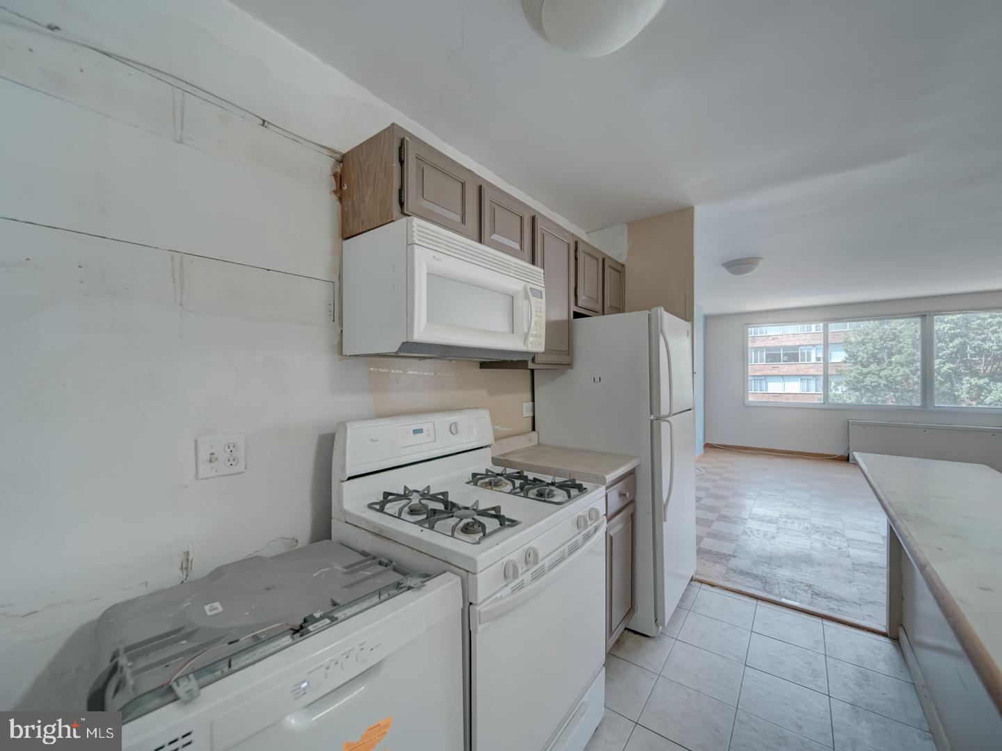 2829 Connecticut Avenue Northwest, Unit 606 Washington, DC 20008 - Photo 9 of 28 a kitchen with a stove a refrigerator and a window