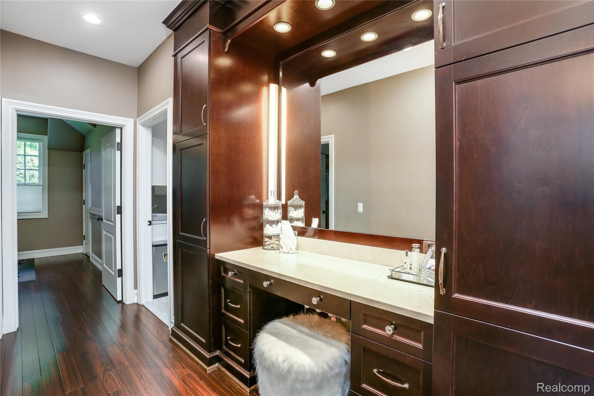375 Glengarry Road Bloomfield Hills, MI 48301 - Photo 17 of 38 Master vanity
