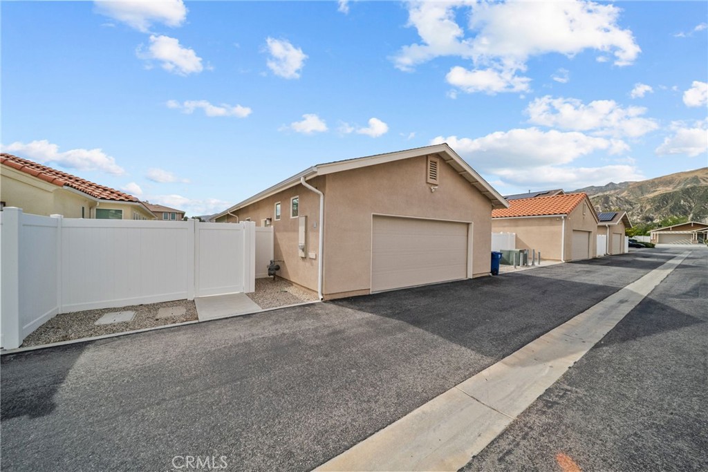 4066 Aurora Way Piru, CA 93040 - Photo 35 of 47 Spacious 2-car garage