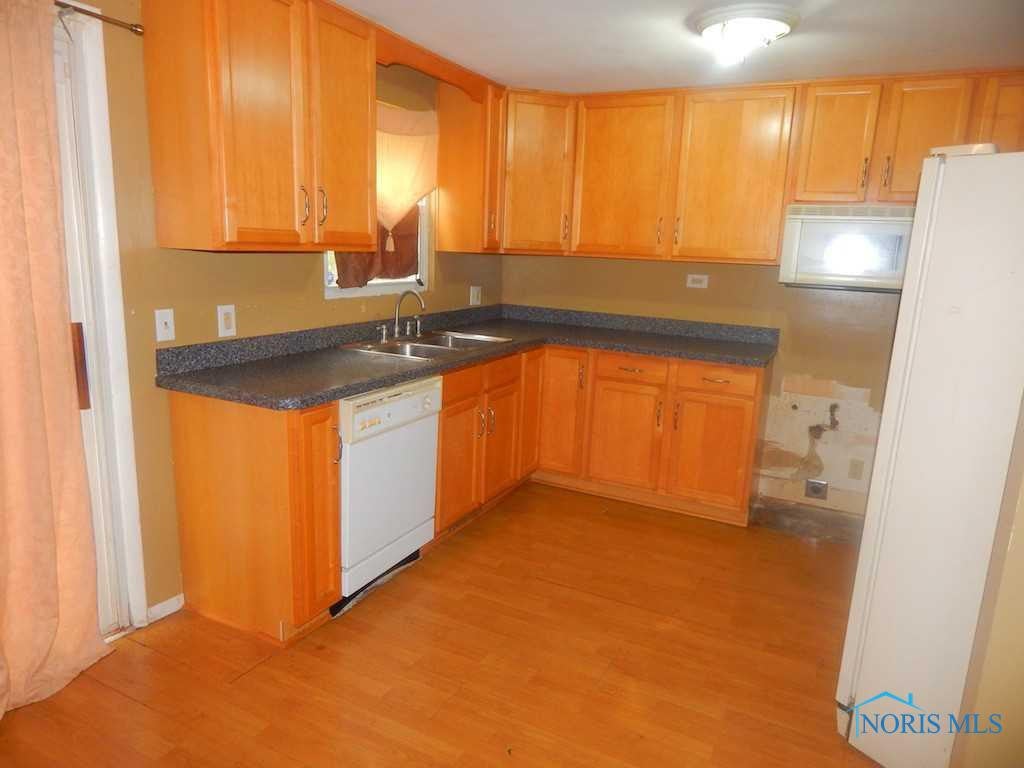 736 Southbriar Road Toledo, OH 43607 - Photo 4 of 9 Kitchen.