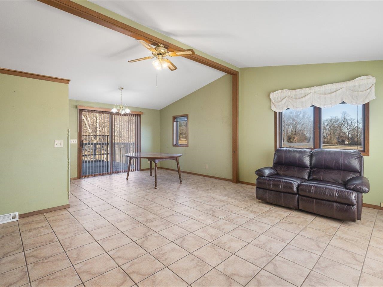 1092 Winborne Road Lake Summerset, IL 61019 - Photo 3 of 34 a living room with furniture and a table