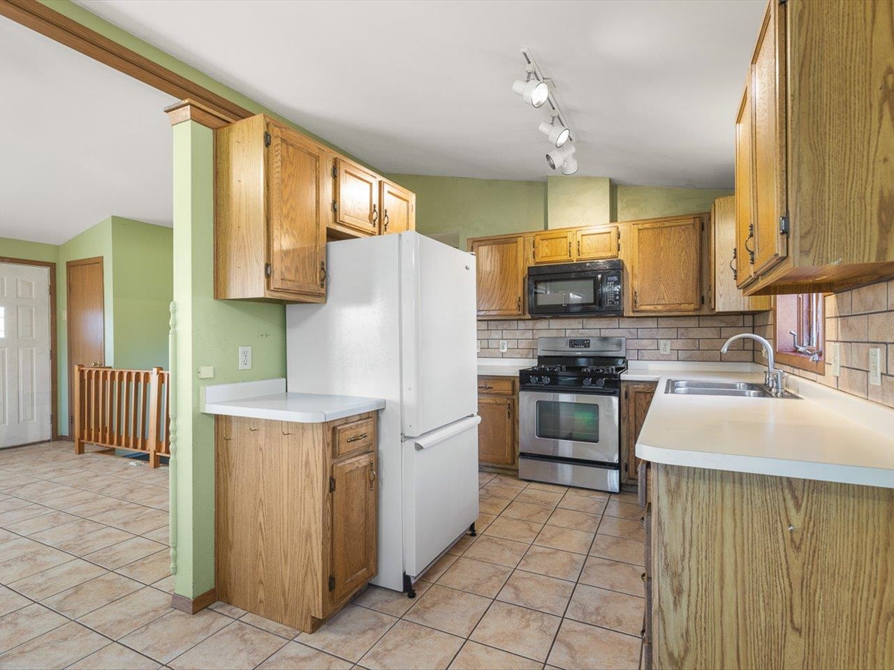 1092 Winborne Road Lake Summerset, IL 61019 - Photo 6 of 34 a kitchen with stainless steel appliances a refrigerator sink and cabinets
