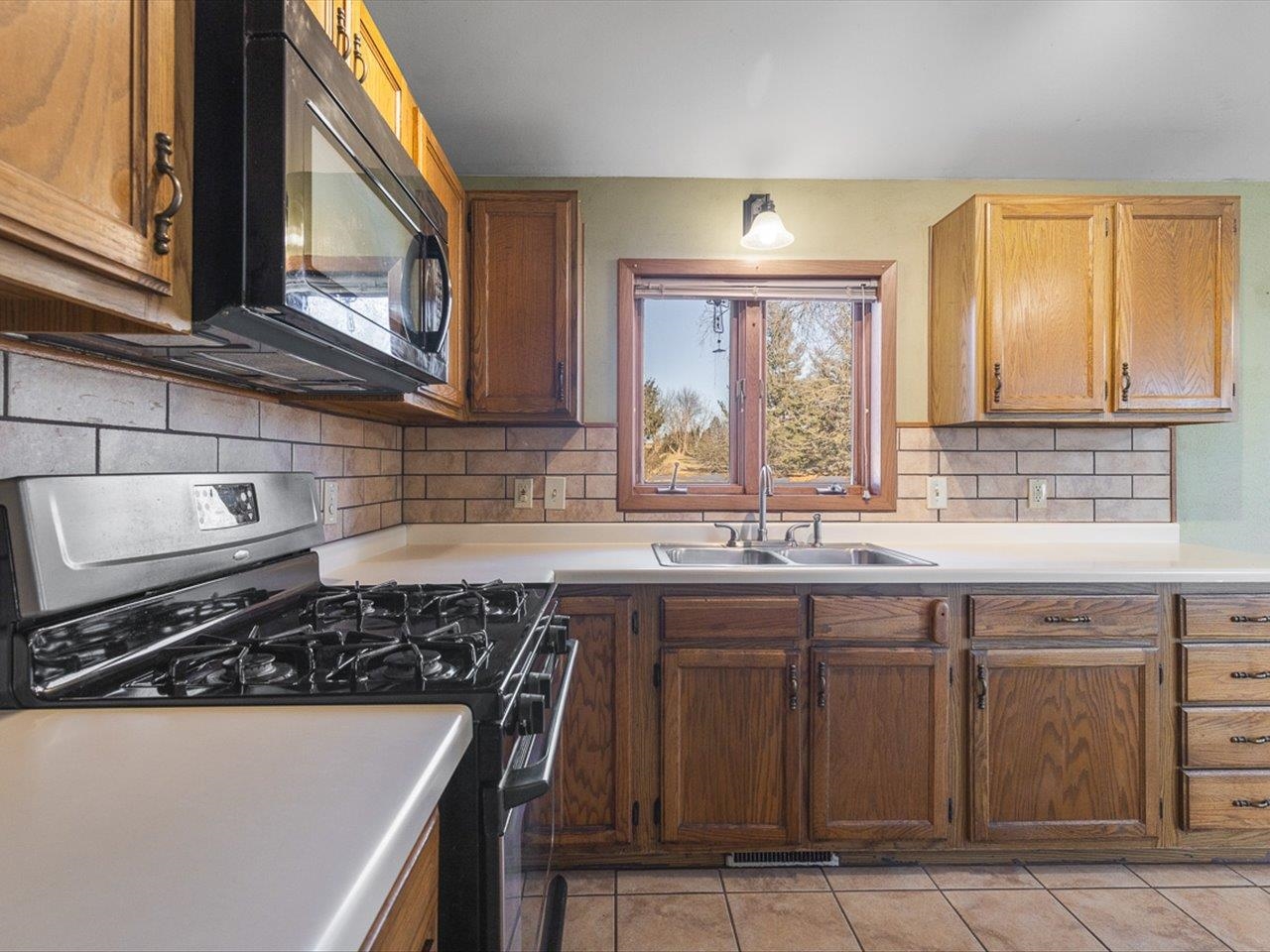 1092 Winborne Road Lake Summerset, IL 61019 - Photo 8 of 34 a kitchen with a sink stove and cabinets