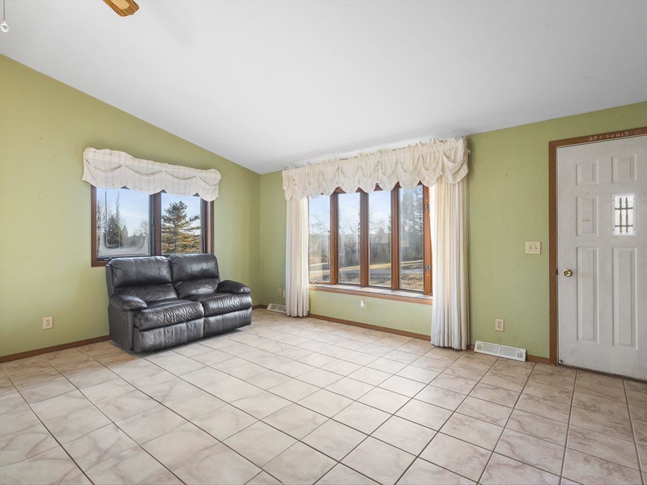 1092 Winborne Road Lake Summerset, IL 61019 - Photo 10 of 34 a living room with furniture