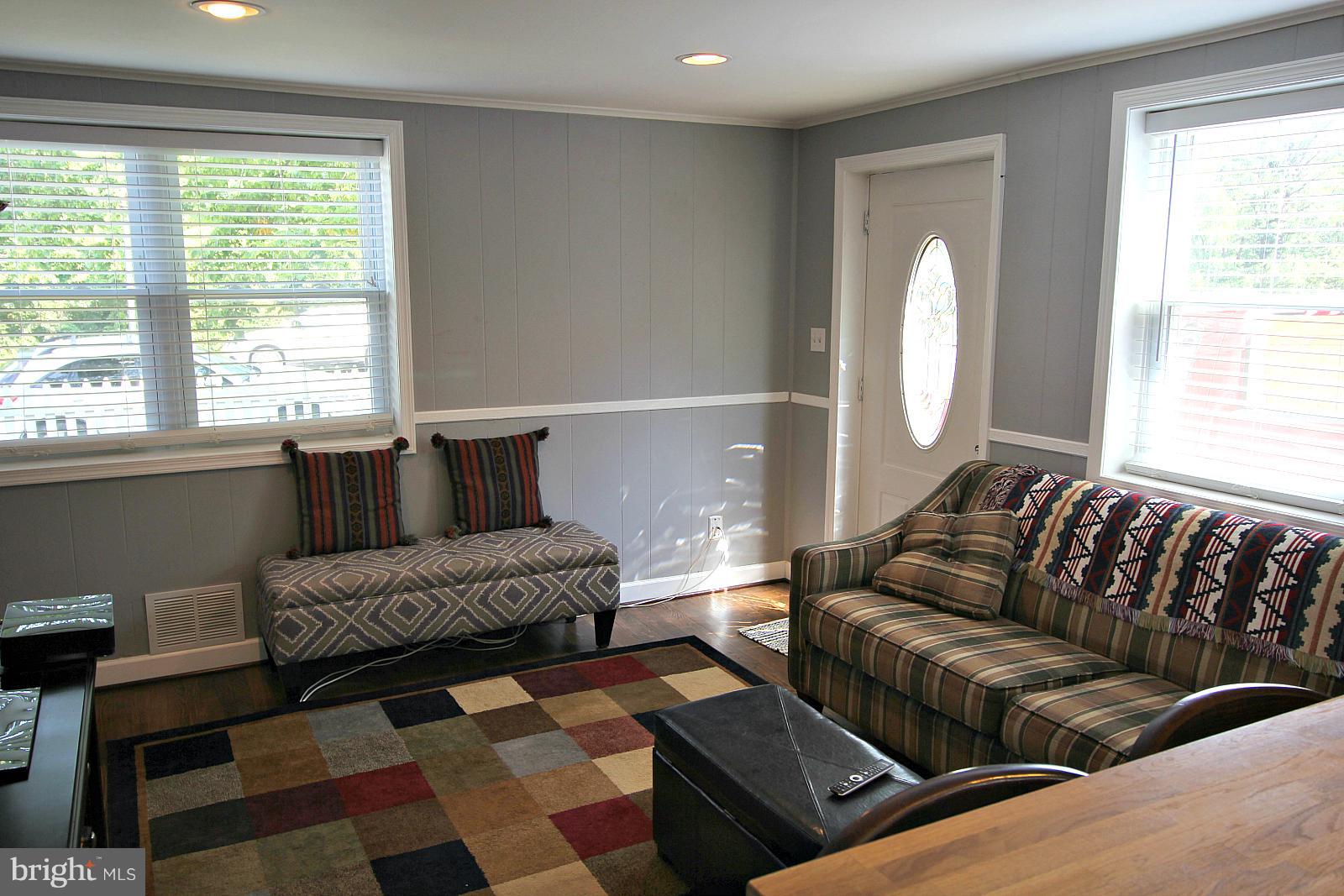 5636 7th Road South Arlington, VA 22204 - Photo 9 of 19 Living Room