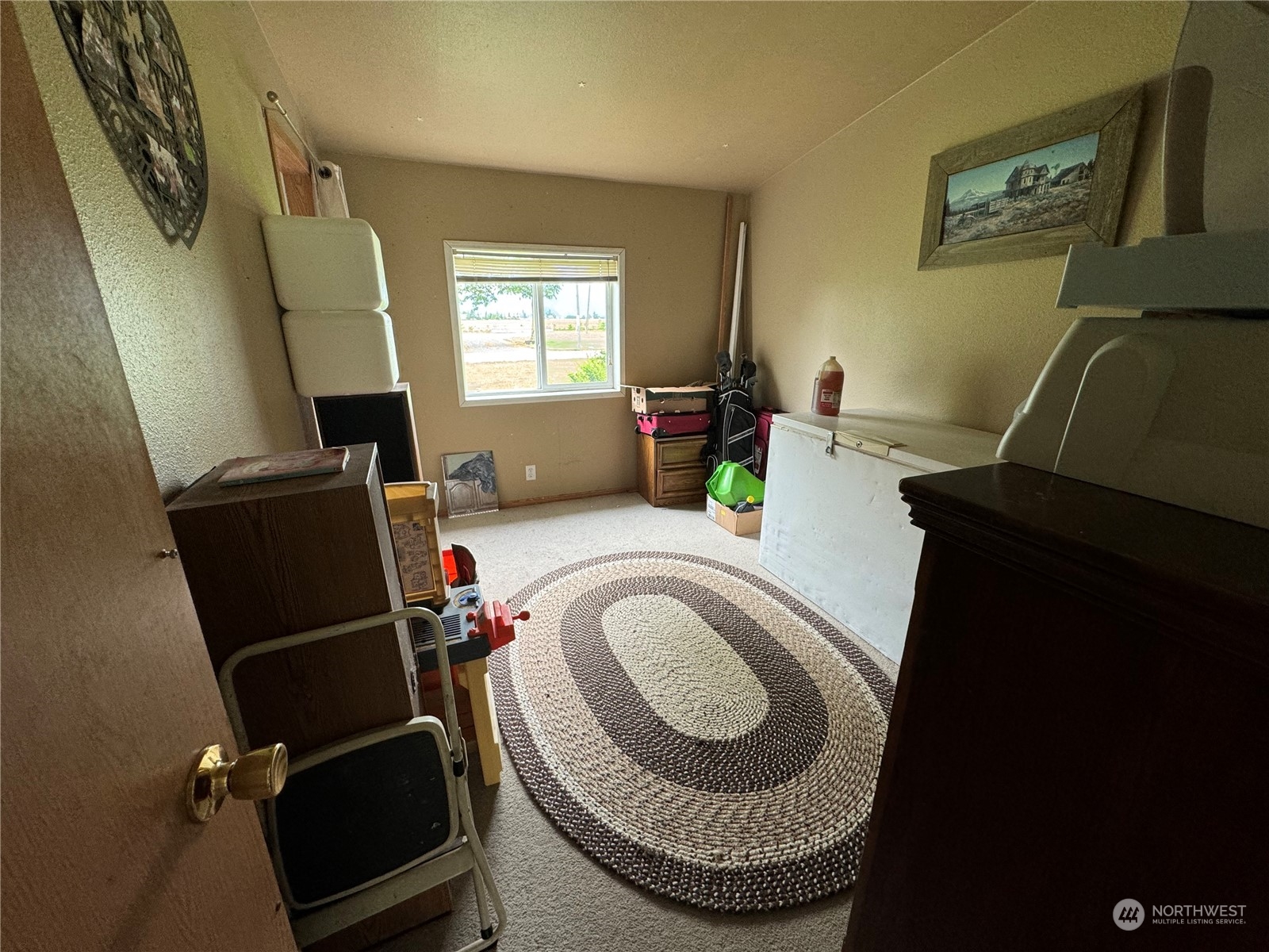 5517 Rock Road Sumas, WA 98295 - Photo 13 of 16 a living room with furniture and a mirror