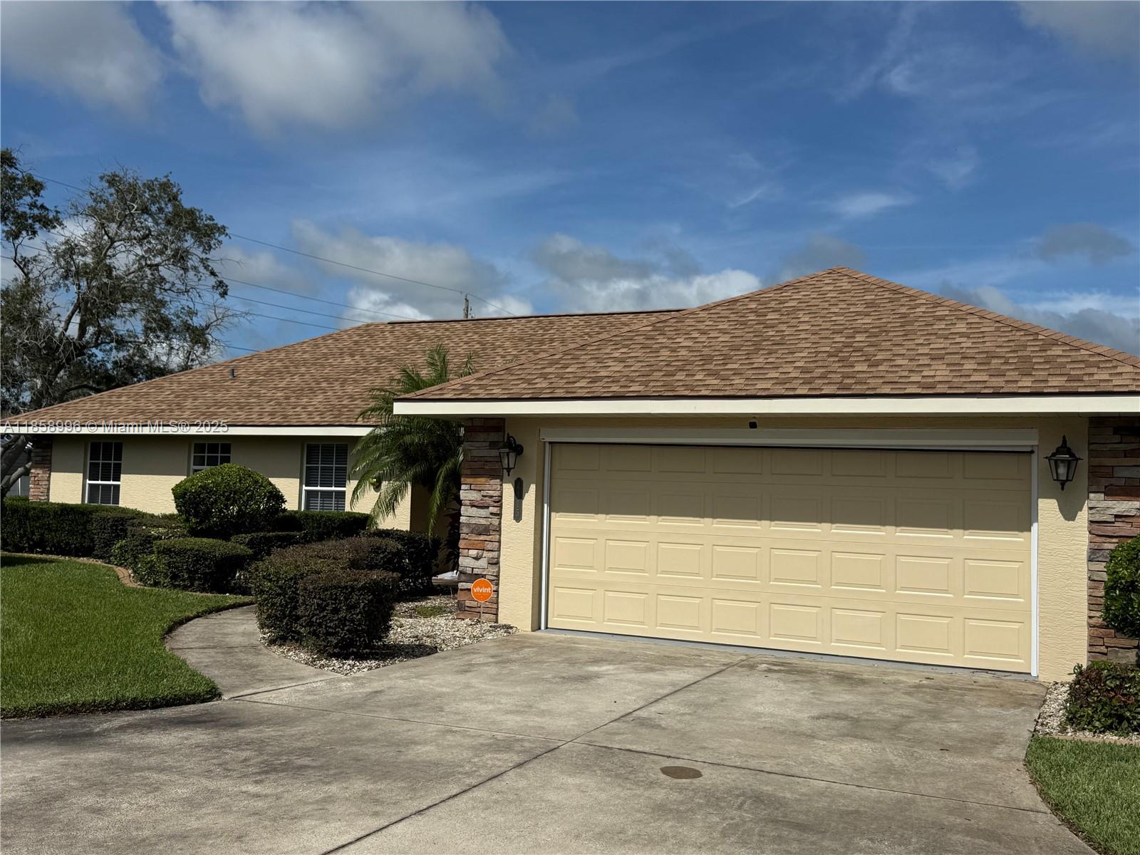 4115 Hammock Road Sebring, FL 33875 - Photo 2 of 25 a backyard of a house with seating space