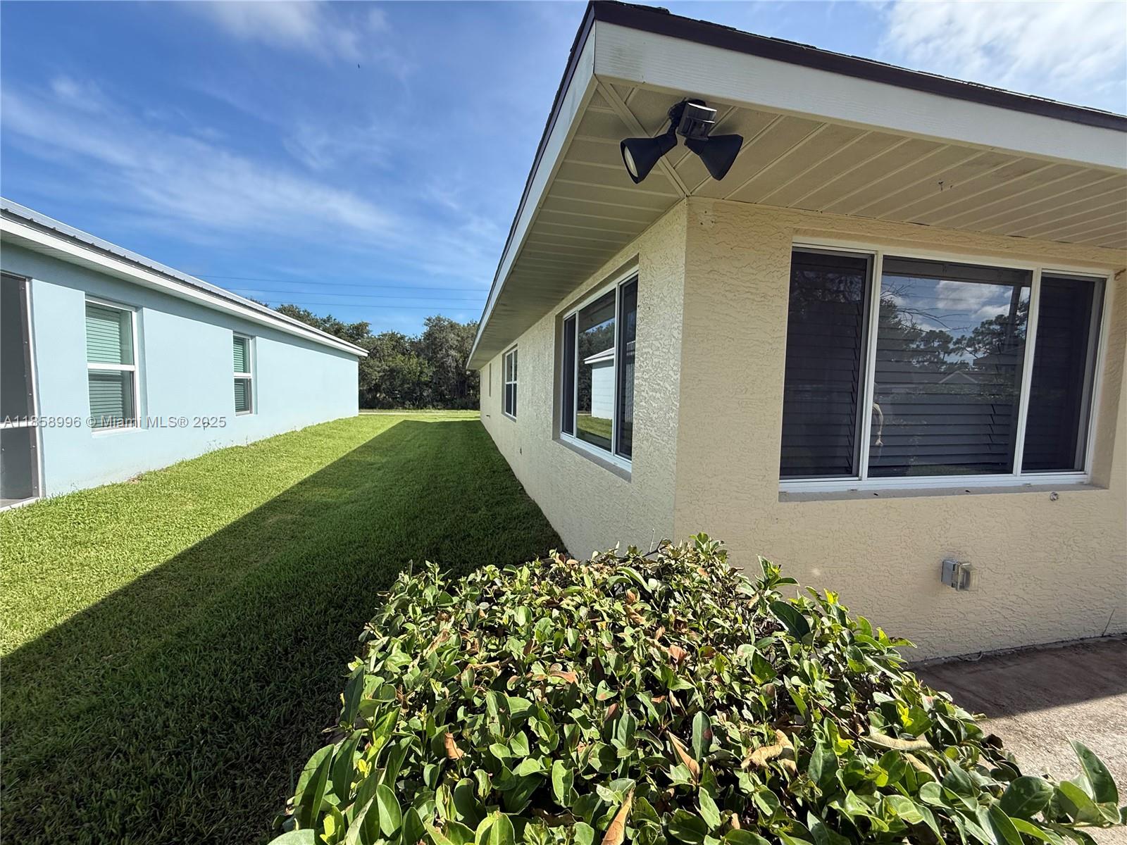4115 Hammock Road Sebring, FL 33875 - Photo 4 of 25 a front view of a house with a yard