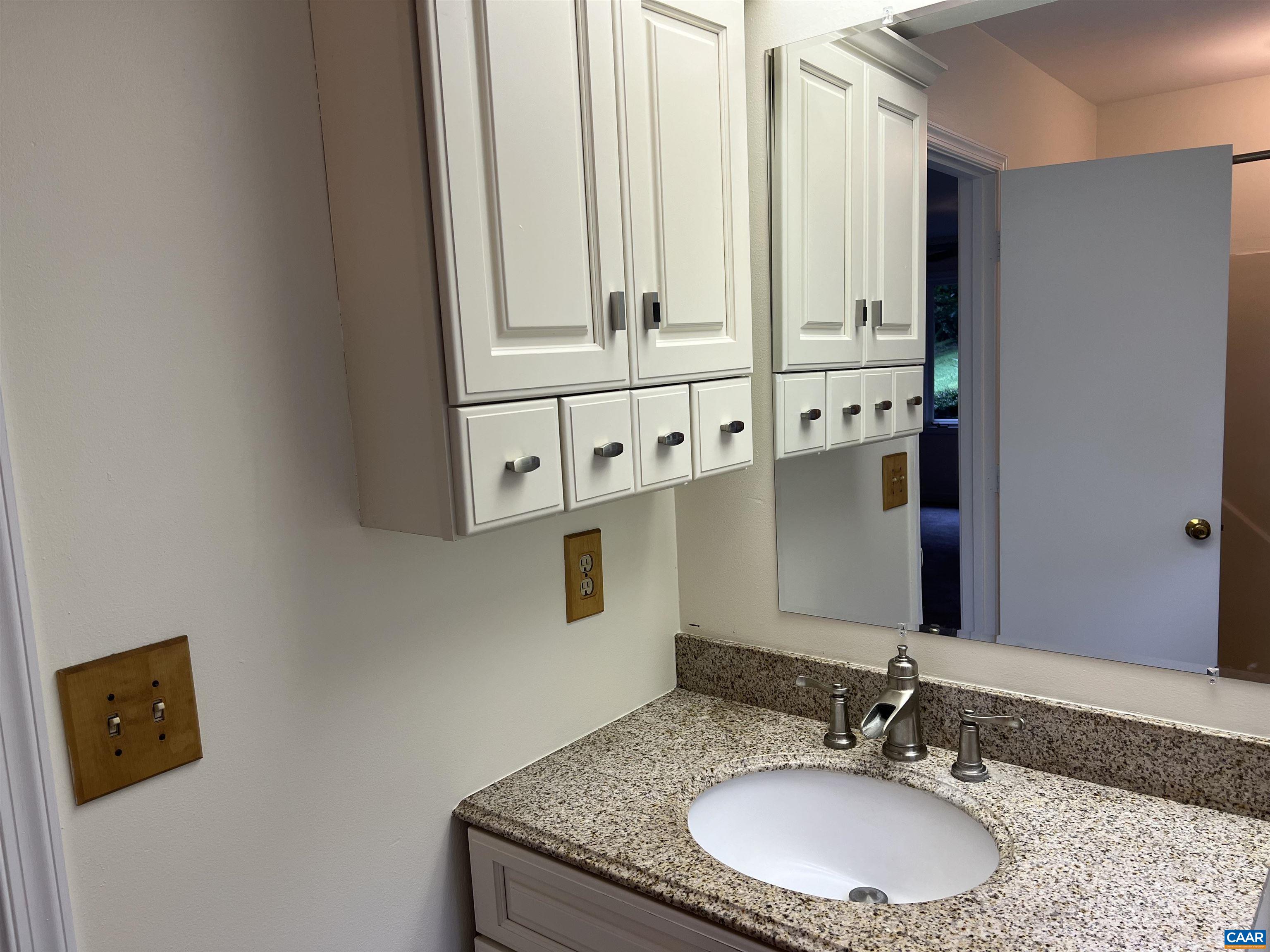 14150 James River Road Lovingston, VA 22949 - Photo 23 of 54 Main bathroom