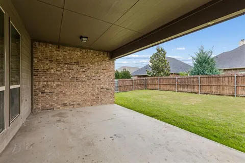 a view of a back yard
