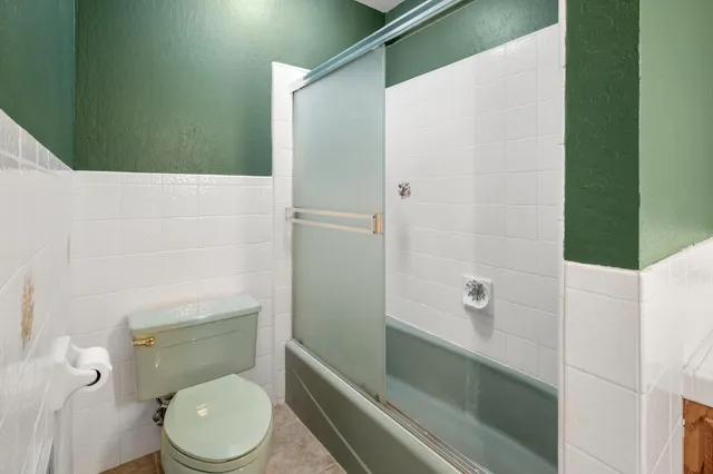 a view of a yard with a street