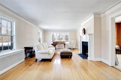 $2,399,900 | 6 Emmet Place, Garden City, NY 11530