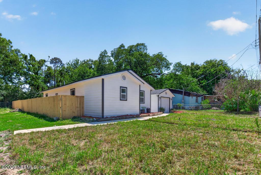433 Lena Street St. Augustine, FL 32084 - Photo 3 of 42 a house view with a garden space