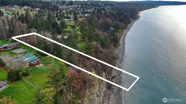 a view of a lake from a yard