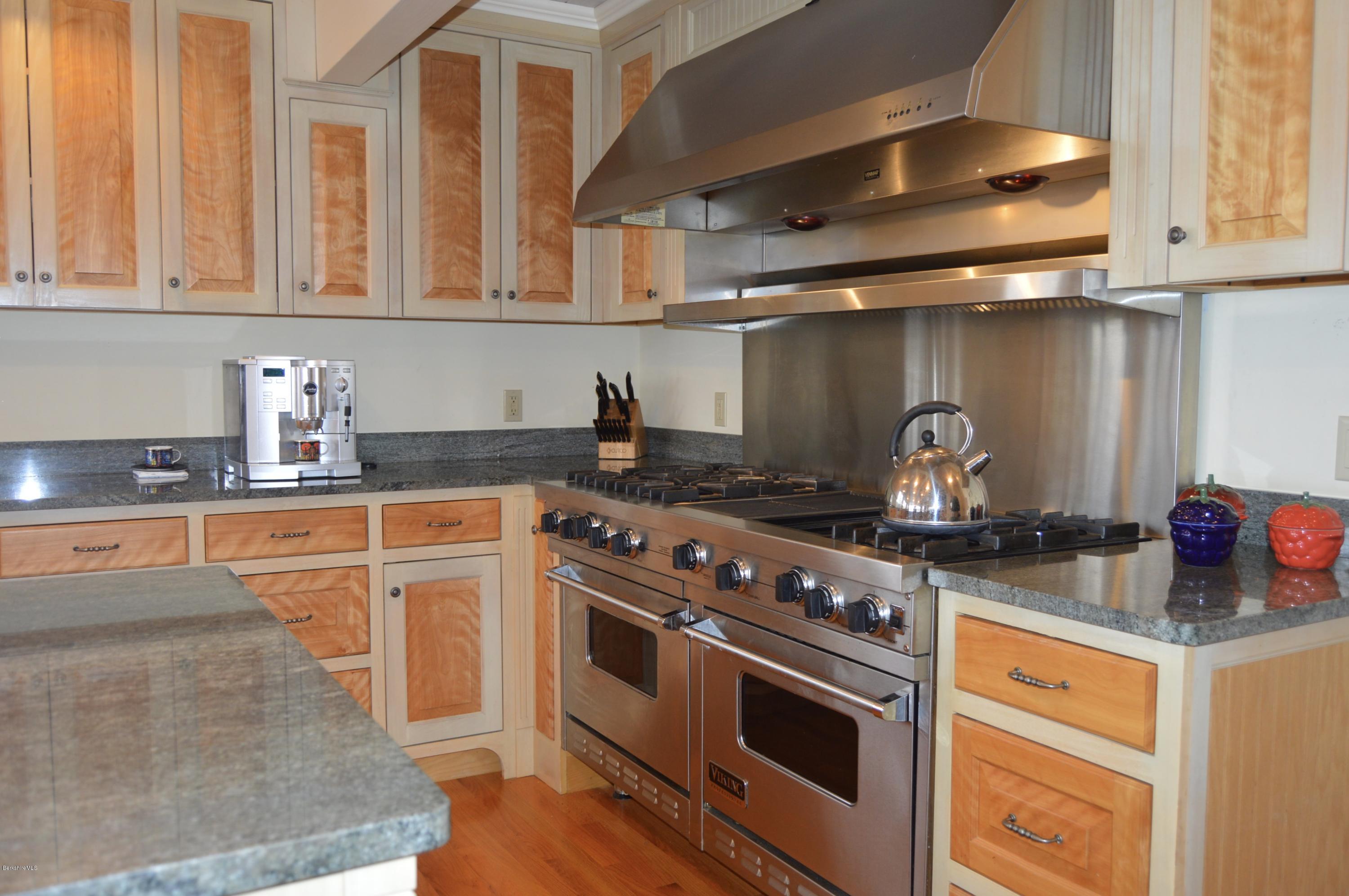 465 Stratton Road Williamstown, MA 01267 - Photo 19 of 66 Kitchen Viking stove