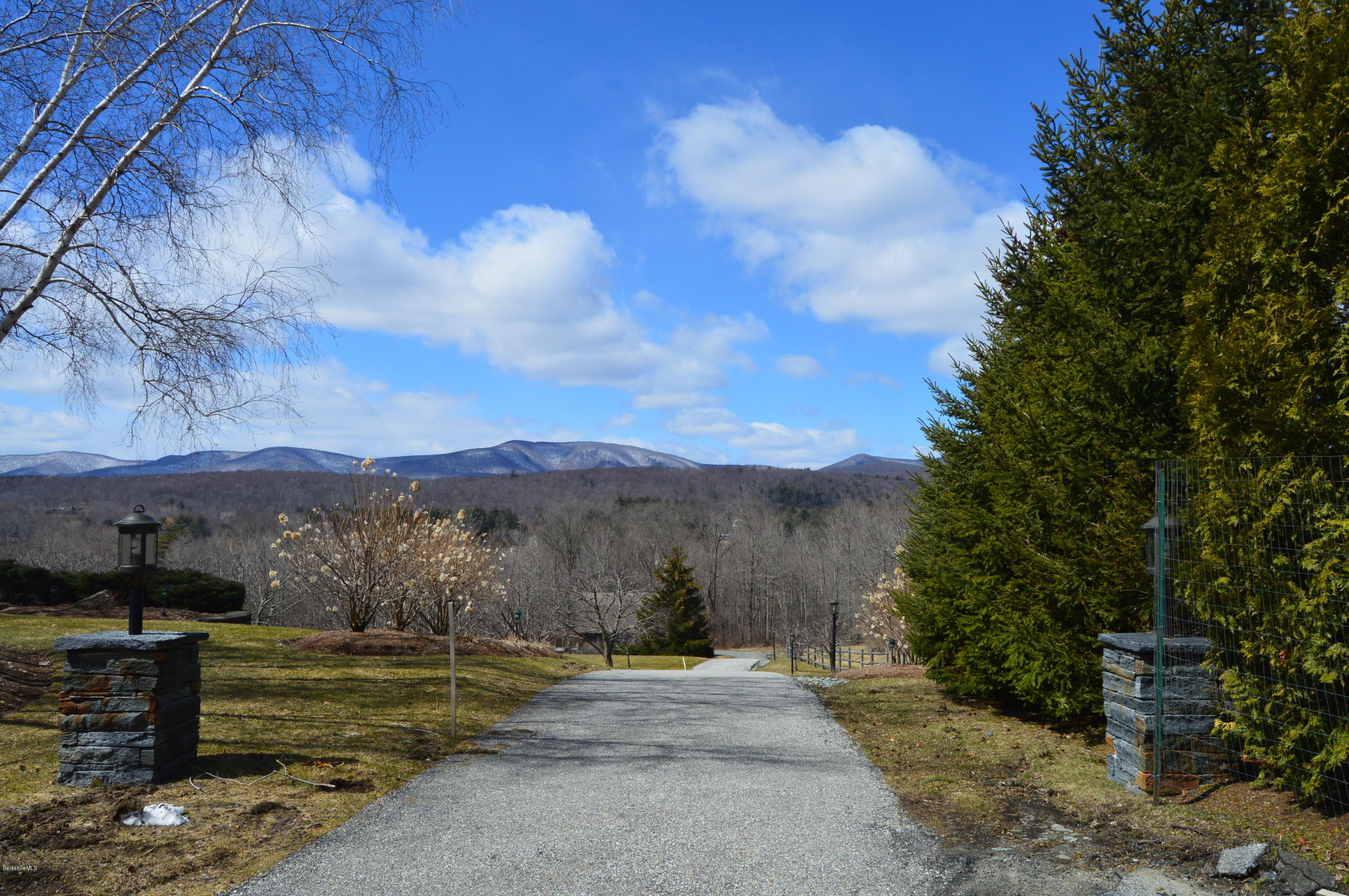 465 Stratton Road Williamstown, MA 01267 - Photo 52 of 66 Driveway to loft house