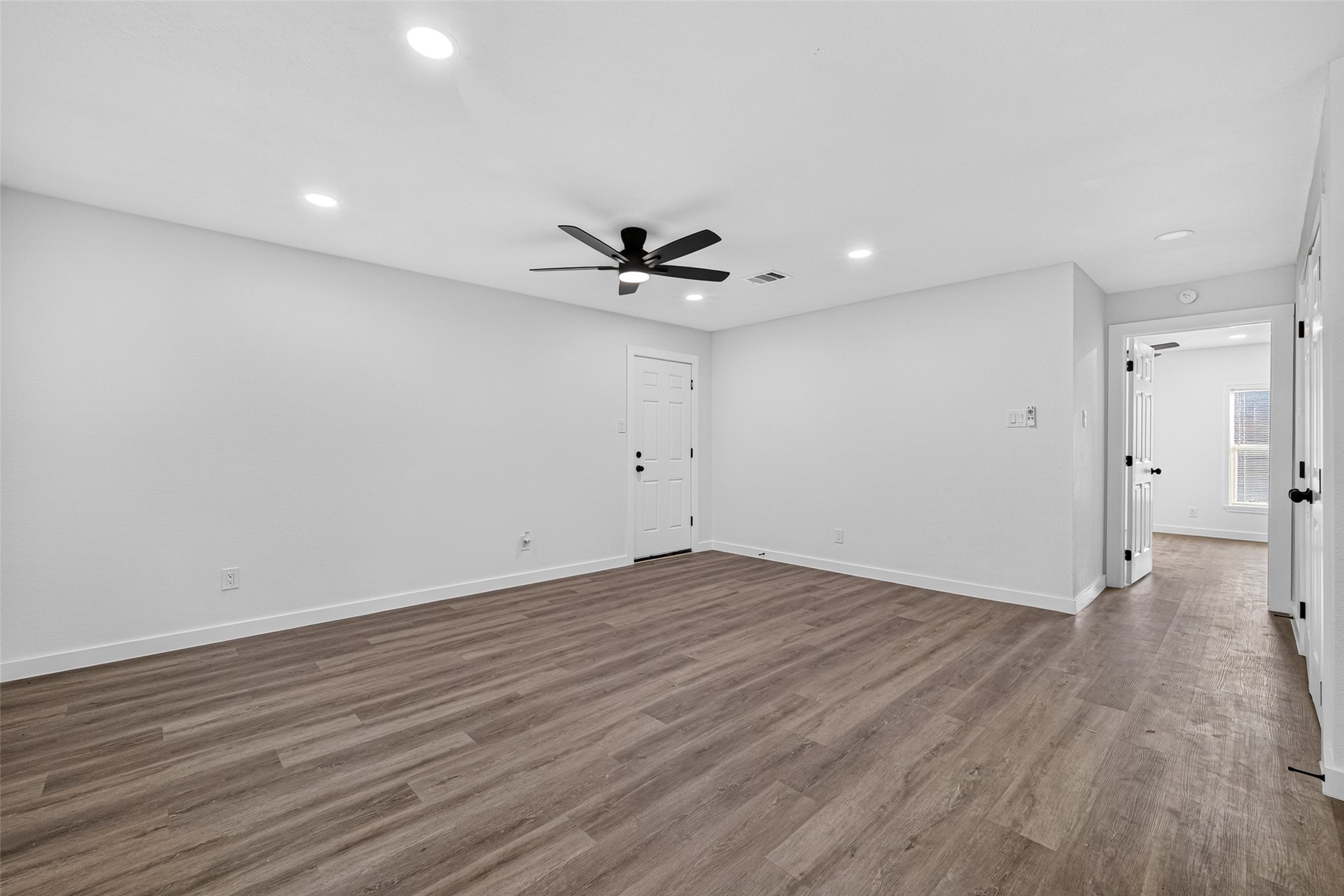 3923 Alberta Street Houston, TX 77021 - Photo 6 of 21 Living/dining room