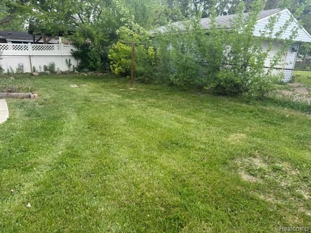 970 Champaign Road Lincoln Park, MI 48146 - Photo 9 of 28 View of yard