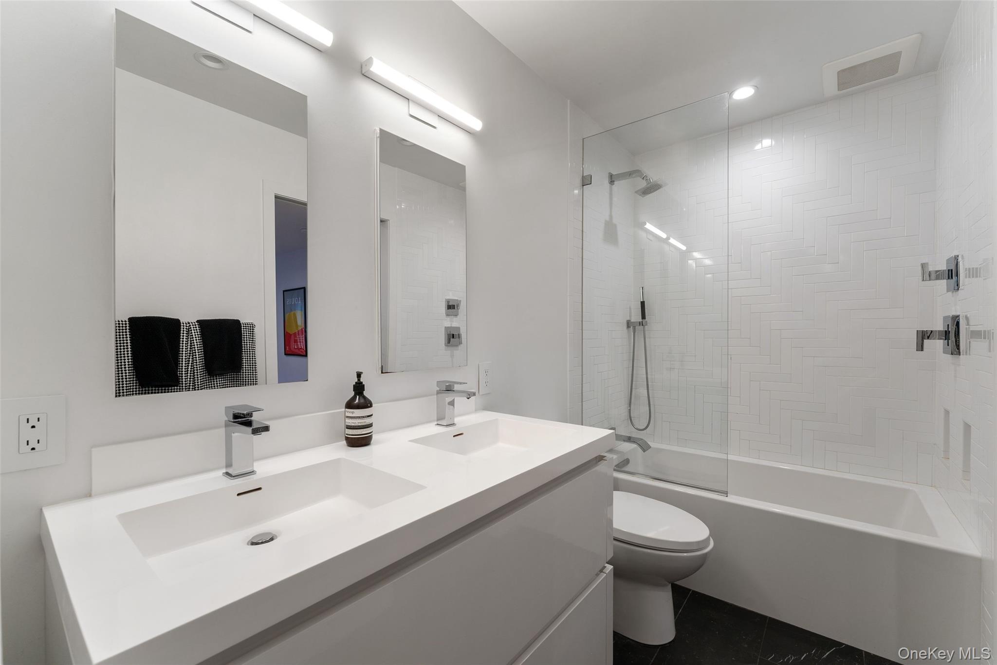 7 Windsong Road Ardsley, NY 10502 - Photo 18 of 30 en-suite bathroom connecting bedroom 2 and bedroom 3