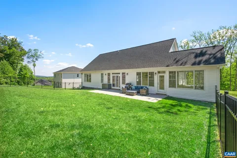 a view of an house with backyard and garden