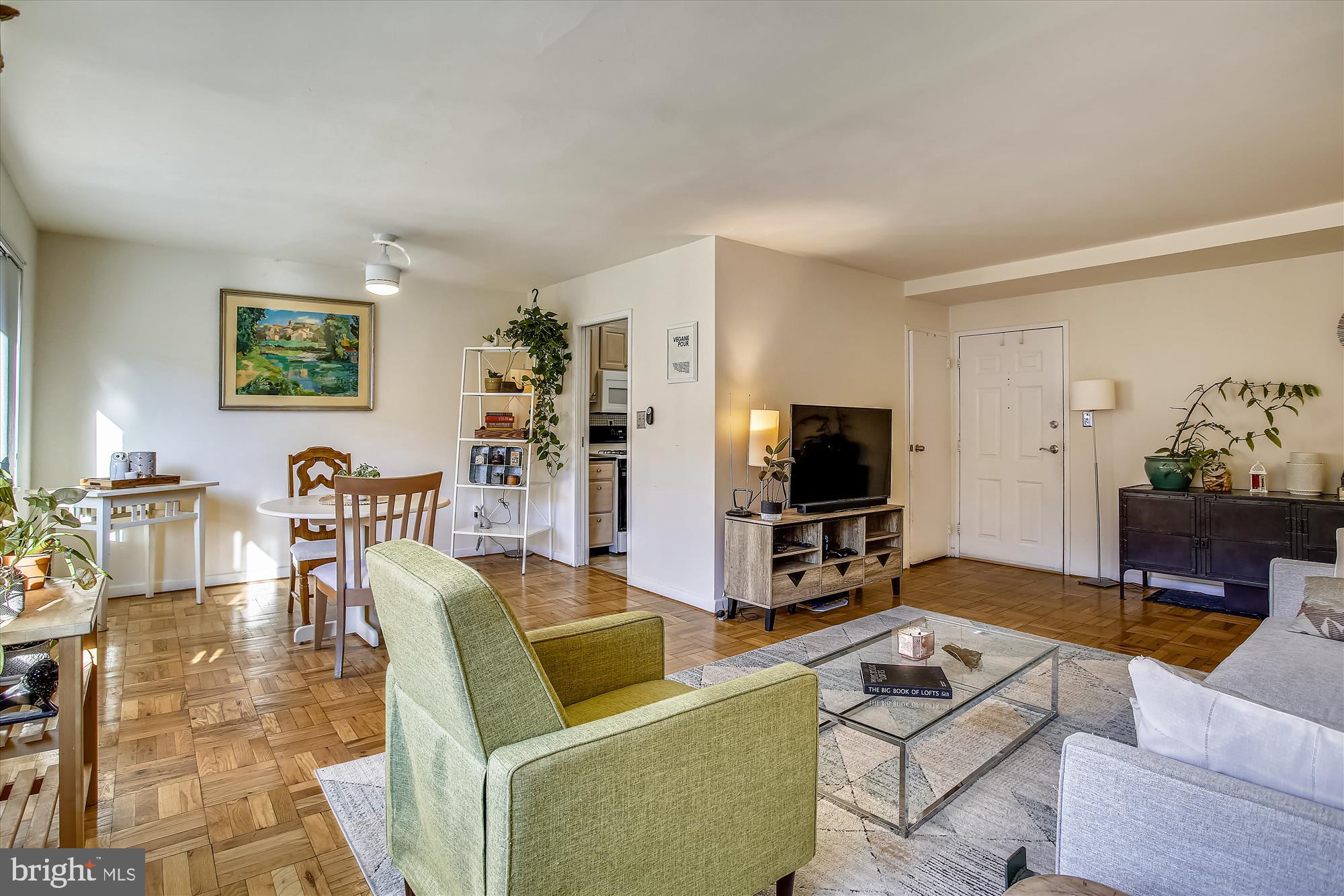 3900 Tunlaw Road Northwest, Unit 118 Washington, DC 20007 - Photo 4 of 58 a living room with furniture and a flat screen tv