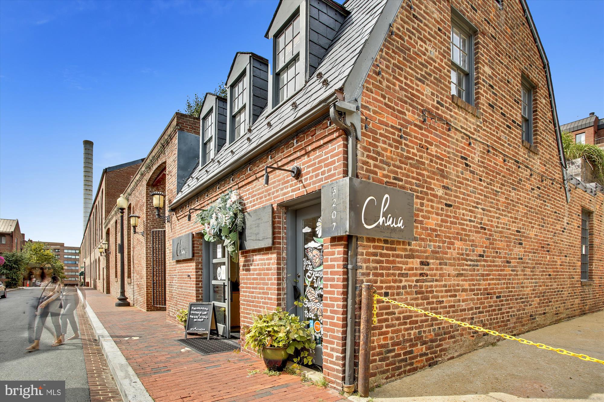 3900 Tunlaw Road Northwest, Unit 118 Washington, DC 20007 - Photo 43 of 58 a view of a brick building with many windows