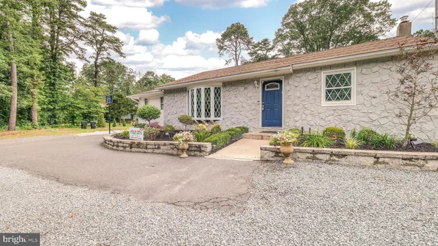 a view of a house with backyard and garden