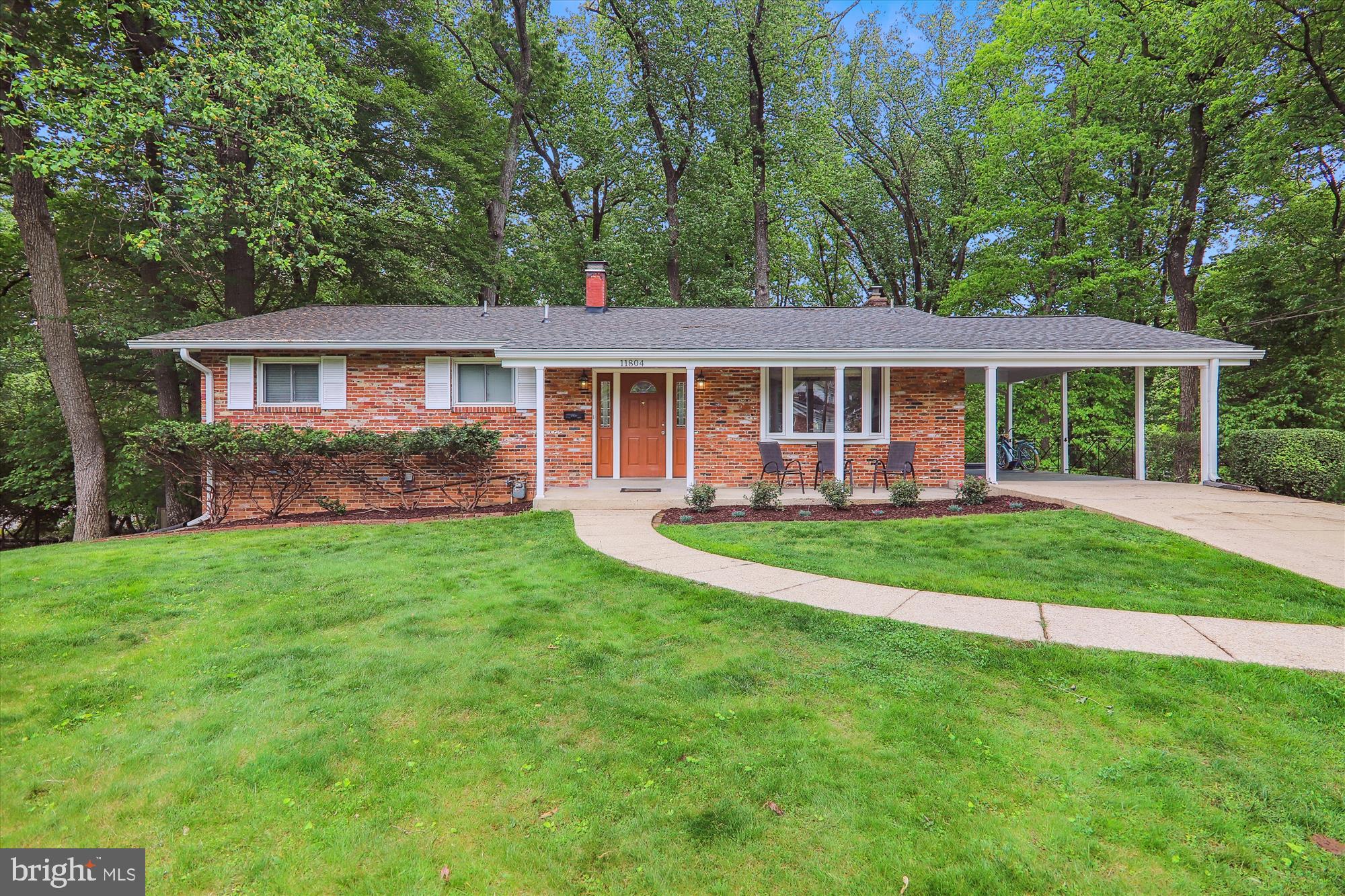 a view of a house with a backyard
