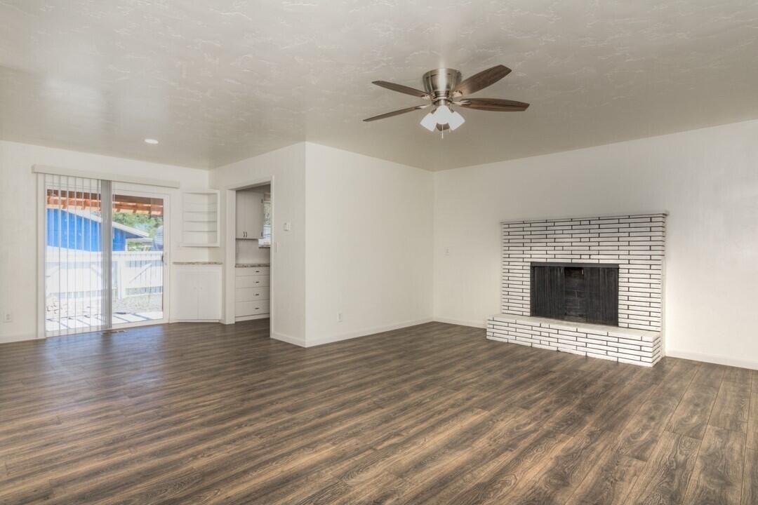 186 Southwest D Street Madras, OR 97741 - Photo 15 of 44 Main living room, diningroom