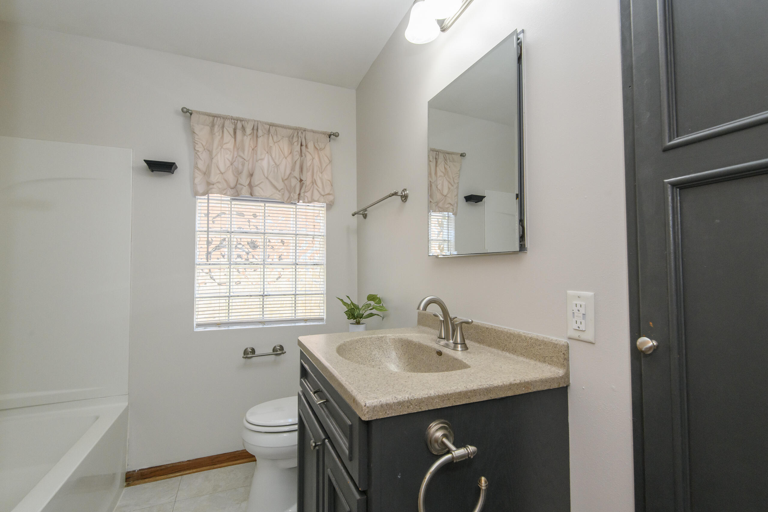 5122 North 65th Street Milwaukee, WI 53218 - Photo 14 of 31 Bathroom