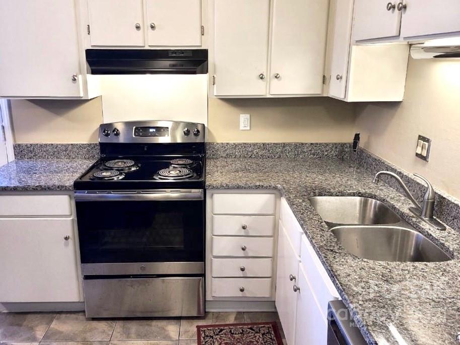 1911 Smoke Ridge Court Charlotte, NC 28210 - Photo 3 of 15 a kitchen with granite countertop a stove and a sink