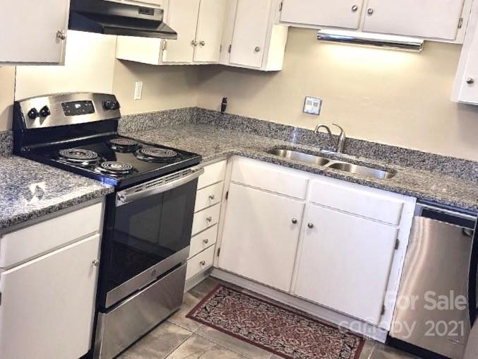 1911 Smoke Ridge Court Charlotte, NC 28210 - Photo 4 of 15 a kitchen with granite countertop a stove and a sink