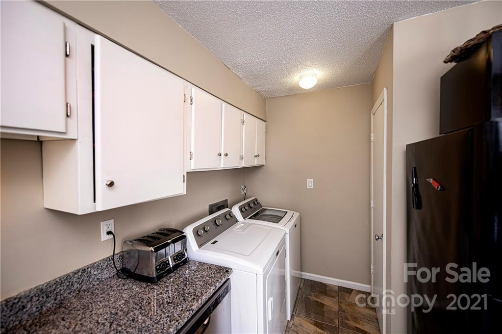 1911 Smoke Ridge Court Charlotte, NC 28210 - Photo 5 of 15 a kitchen with a sink and cabinets