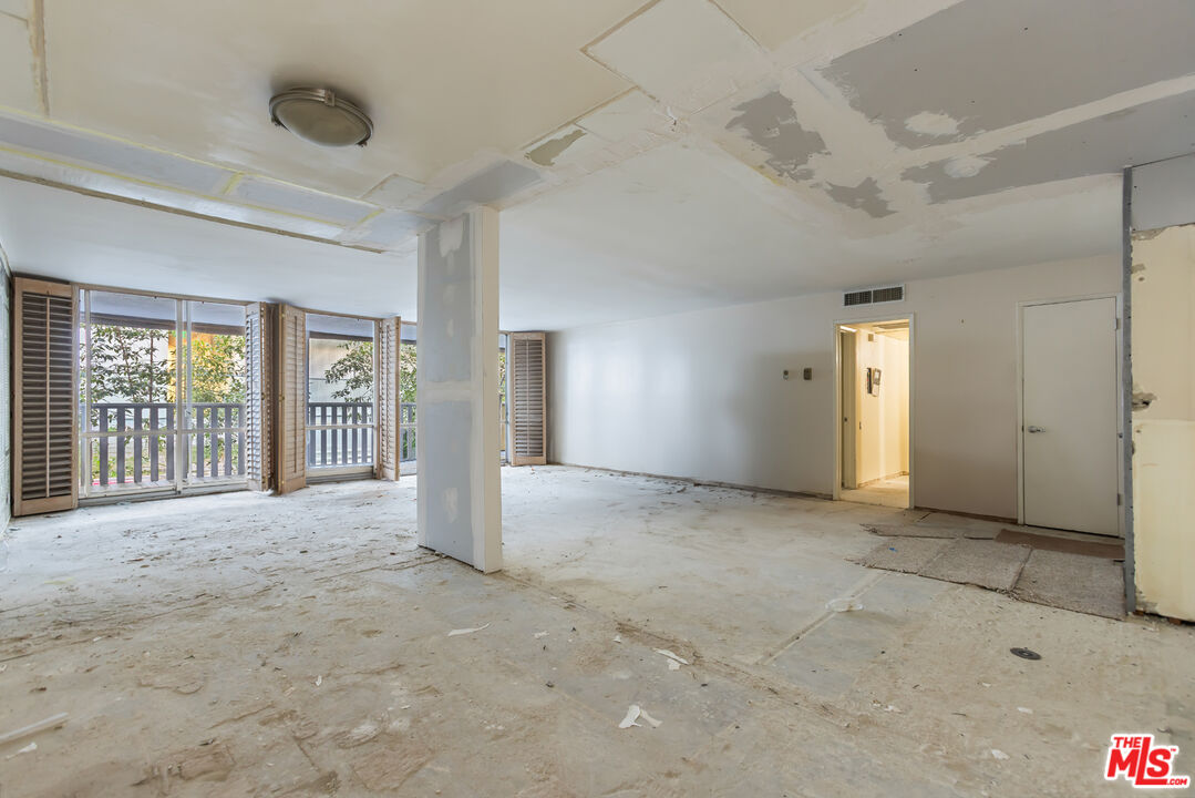 848 North Kings Road, Unit 208 West Hollywood, CA 90069 - Photo 4 of 30