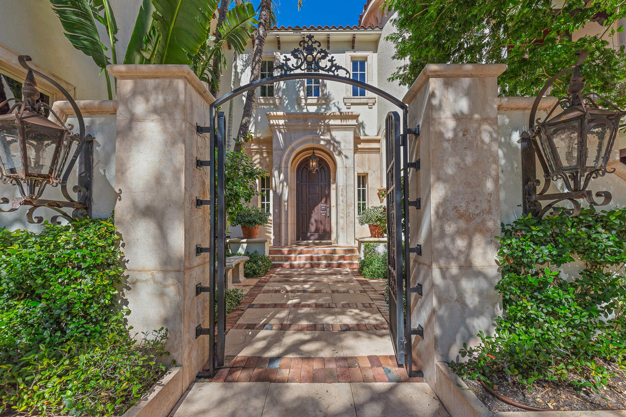 353 Old Jupiter Beach Road Jupiter, FL 33477 - Photo 34 of 37 Courtyard to front