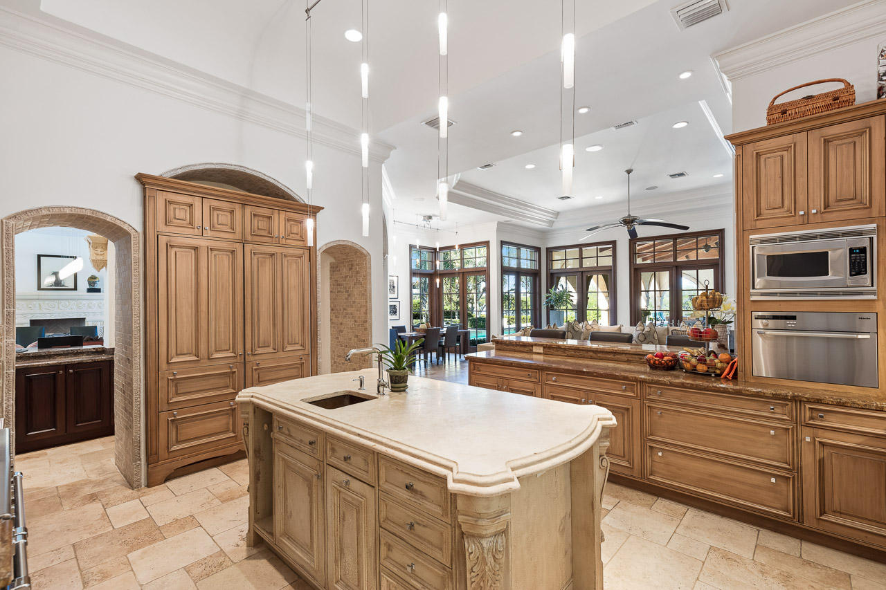 353 Old Jupiter Beach Road Jupiter, FL 33477 - Photo 8 of 37 Kitchen