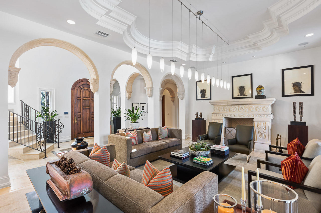 353 Old Jupiter Beach Road Jupiter, FL 33477 - Photo 10 of 37 Living Room