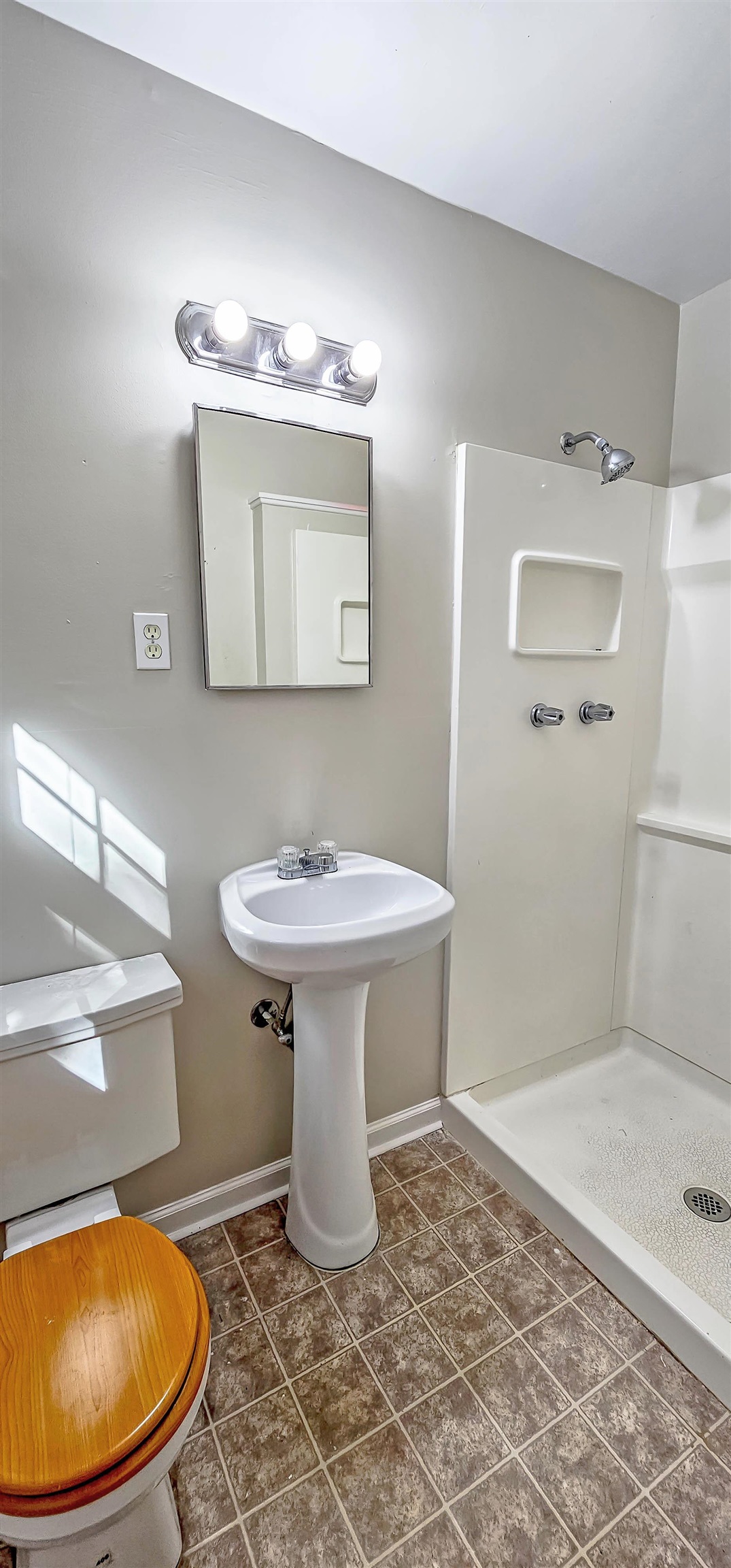 3086 Bannockburn Road Memphis, TN 38128 - Photo 25 of 40 a bathroom with a sink toilet and a mirror