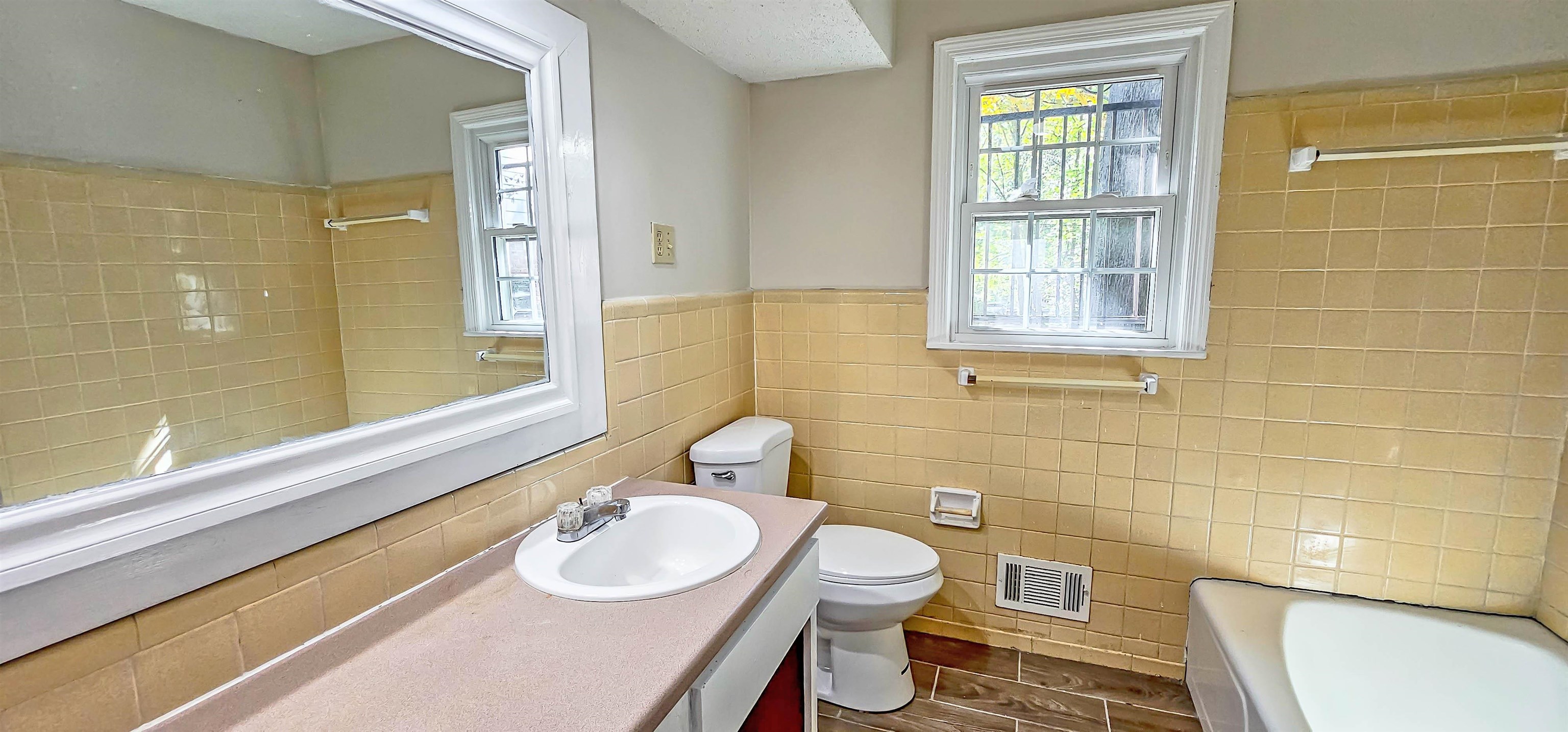 3086 Bannockburn Road Memphis, TN 38128 - Photo 29 of 40 a bathroom with a sink a toilet and a shower