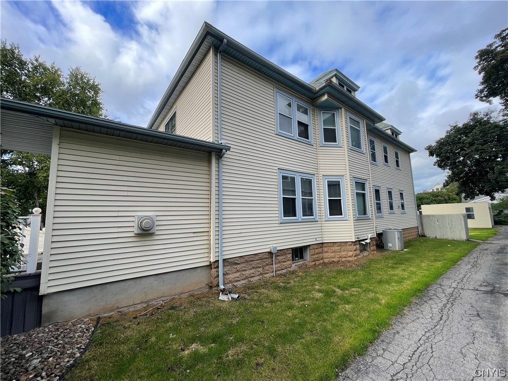 231 Broad Street Oneida, NY 13421 - Photo 3 of 46