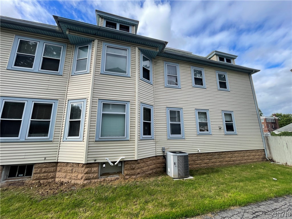 231 Broad Street Oneida, NY 13421 - Photo 4 of 46