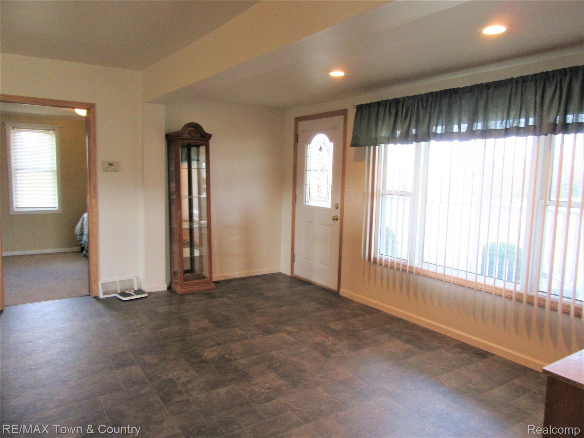 4321 Ditch Road New Lothrop, MI 48460 - Photo 9 of 21 dit dining.jpg