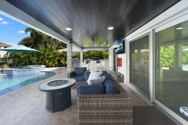 839 Enfield Street Boca Raton, FL 33487 - Photo 27 of 36 a view of a patio with a dining table and chairs