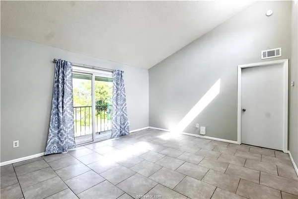 $1,050 | 2000 Kazmeier, Unit 42, Bryan, TX 77802